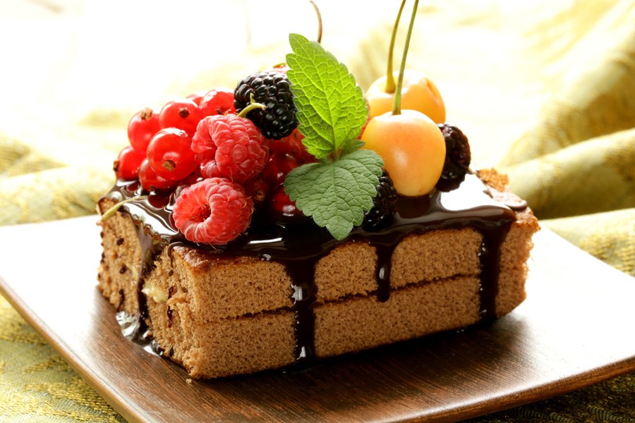 Фруктовое пирожное с шоколадным сиропом